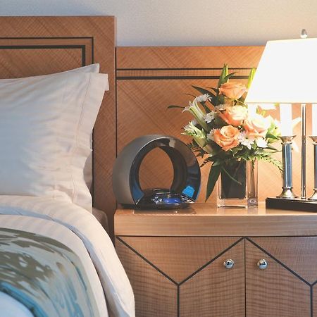 Wiseman Grand Hotel Dauhá Exteriér fotografie A bedside table