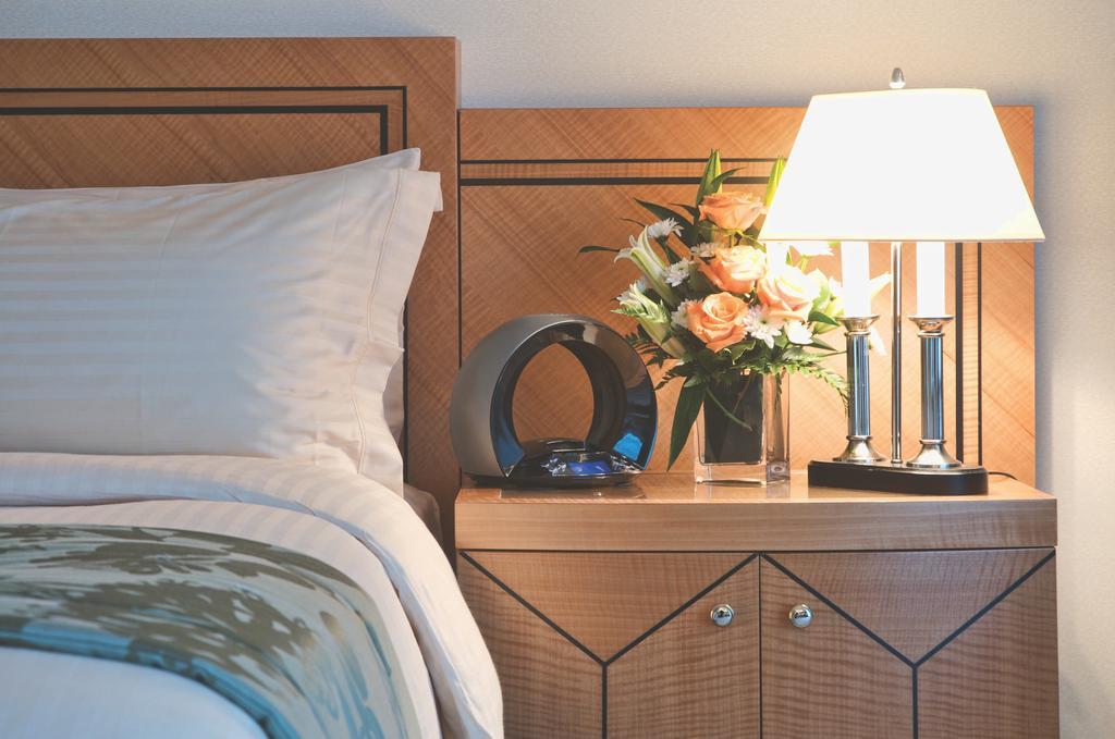 Wiseman Grand Hotel Dauhá Exteriér fotografie A bedside table