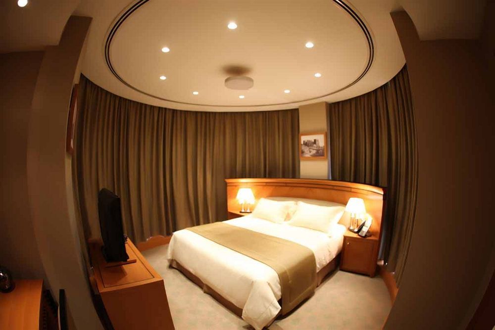 Wiseman Grand Hotel Dauhá Exteriér fotografie A bedroom in a hotel
